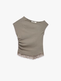 Dantel Detaylı Kısa Kollu Asimetrik Yaka Drapeli Omzu Açık Tişört