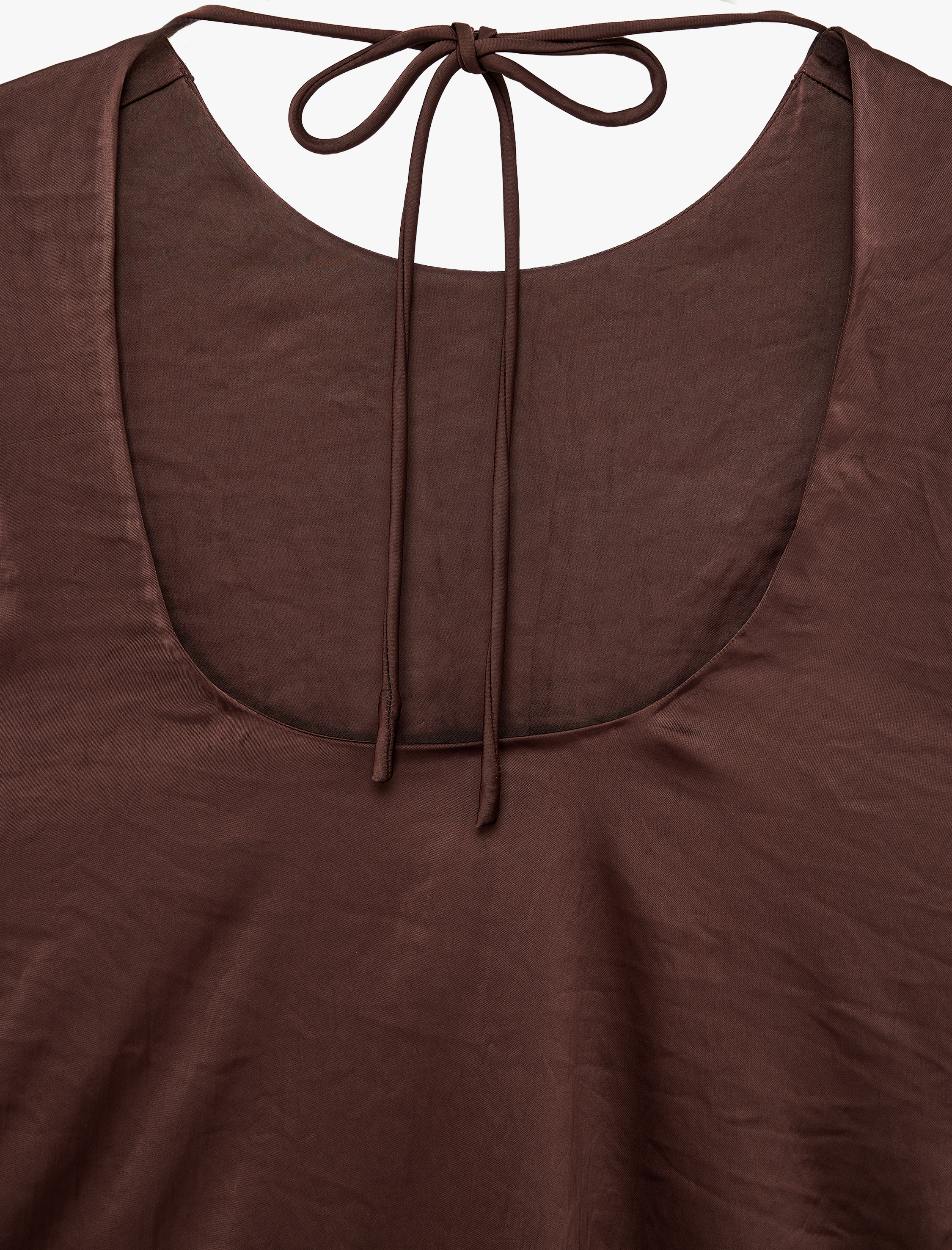   Sırt Dekolteli Bağlama Detaylı Yuvarlak Yaka Asimetrik Kesim Kolsuz Saten Bluz