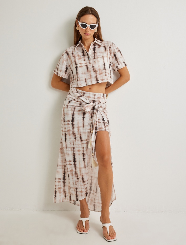  Koton X Şahika Ercümen - Crop Polo Yaka Tişört Kısa Kollu Batik Desenli