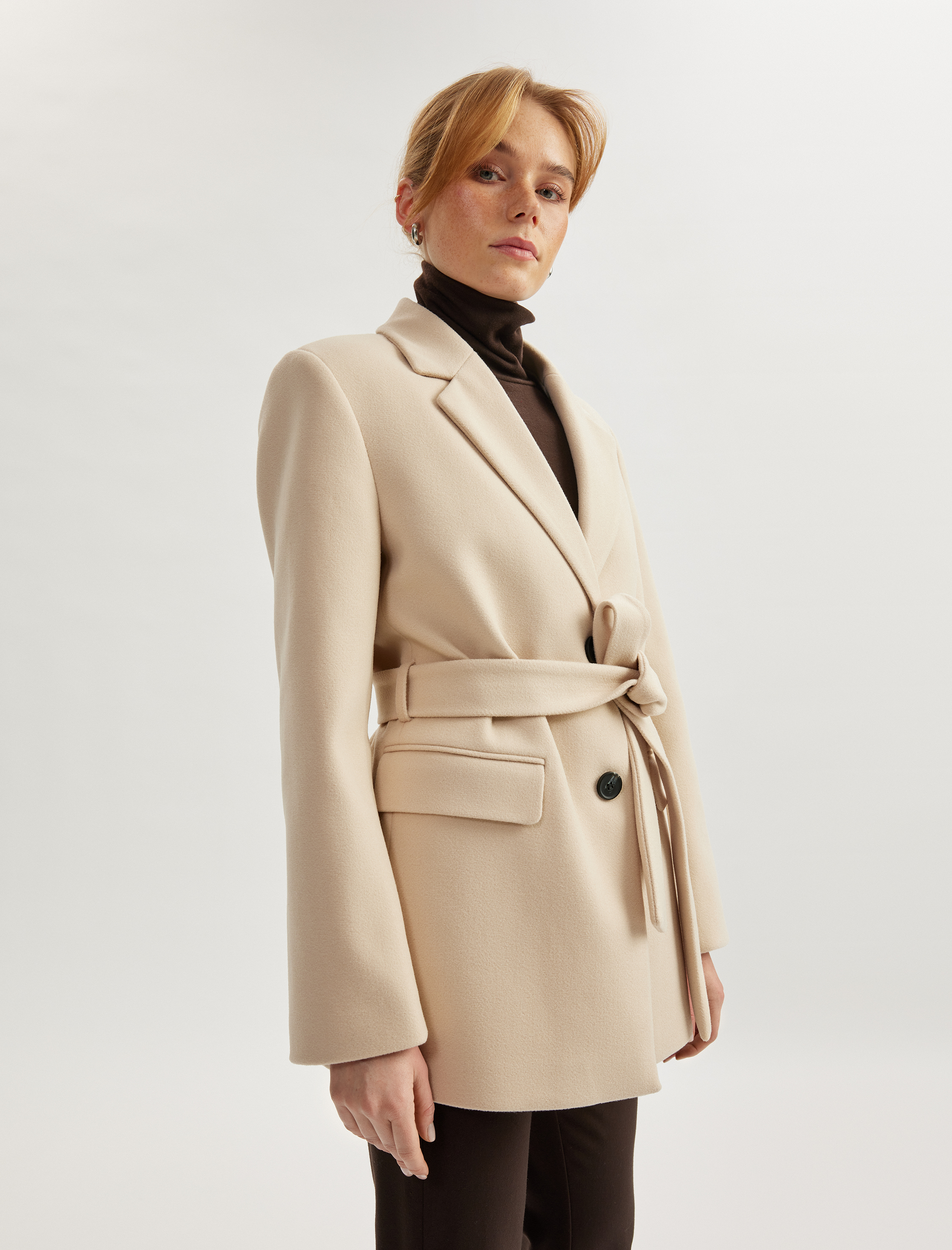   Kemer Detaylı Kruvaze Kısa Kaşe Kaban