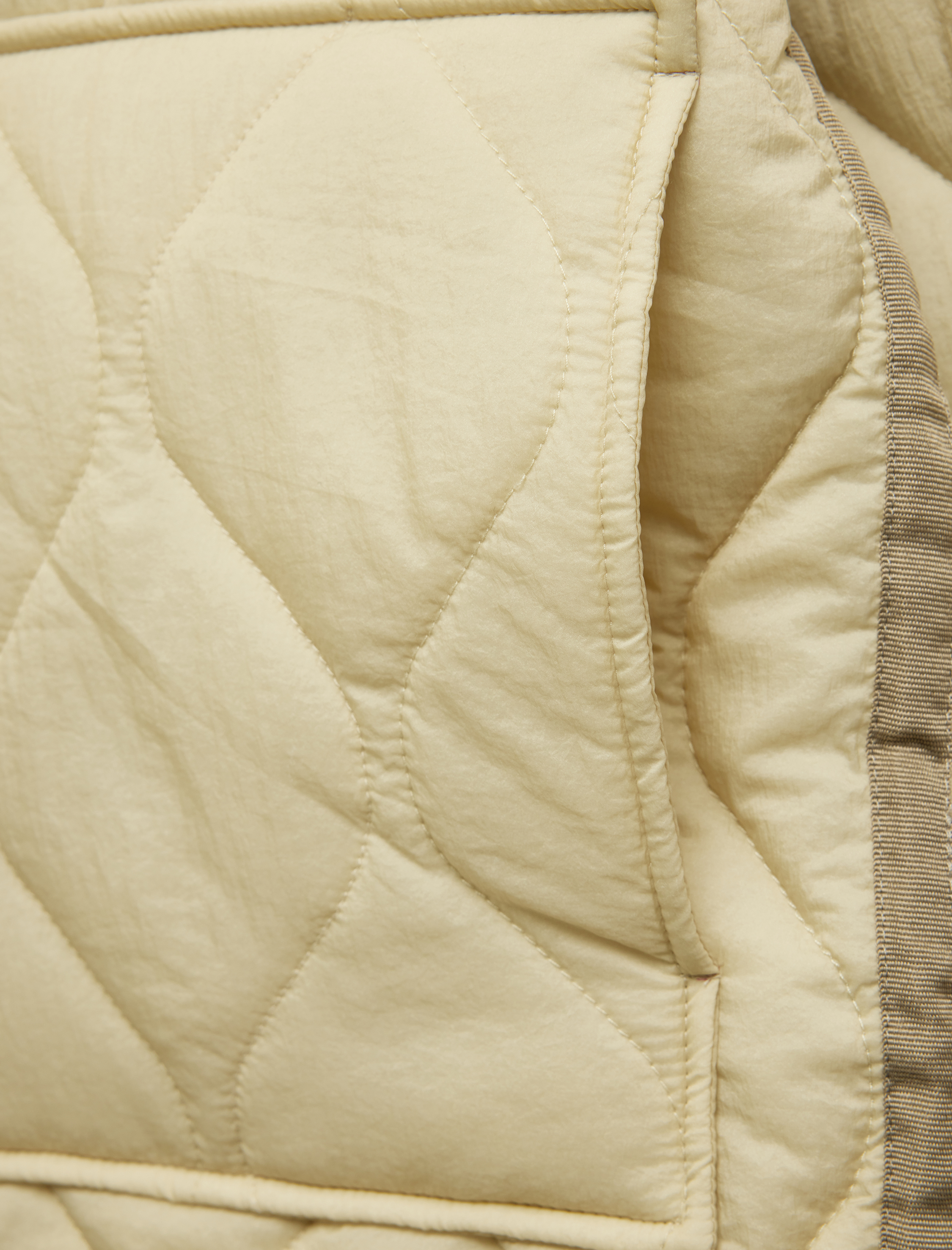   Kemer Detaylı Dik Yaka Uzun Kollu Fermuarlı Cepli Oversize Kapitone Mont