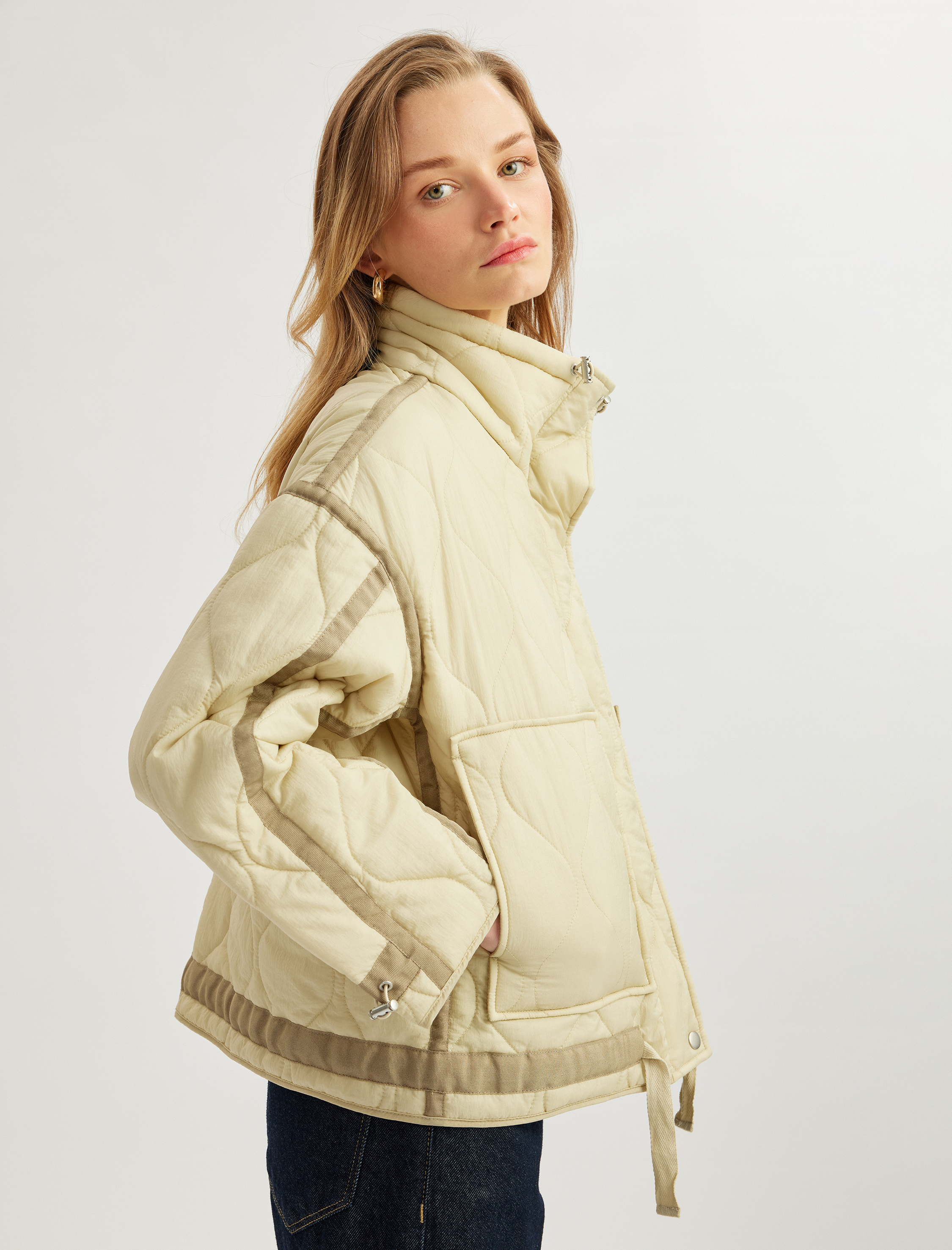   Kemer Detaylı Dik Yaka Uzun Kollu Fermuarlı Cepli Oversize Kapitone Mont