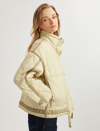 Kemer Detaylı Dik Yaka Uzun Kollu Fermuarlı Cepli Oversize Kapitone Mont