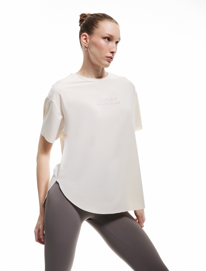  Yırtmaç Detaylı Bisiklet Yaka Baskılı Kısa Kollu Spor Tişört