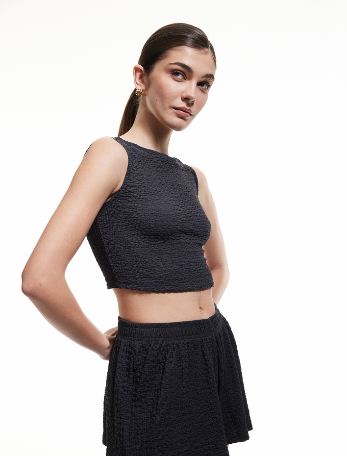  Dokulu Slim Fit Arkası Dekolte Detaylı Crop Kolsuz Atlet