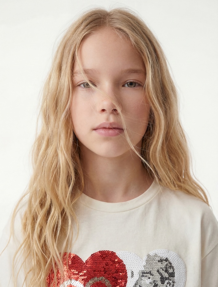 Kız Çocuk Pamuklu Kısa Kollu Bisiklet Yaka Kalpli Pullu Payetli Atatürklü Tişört