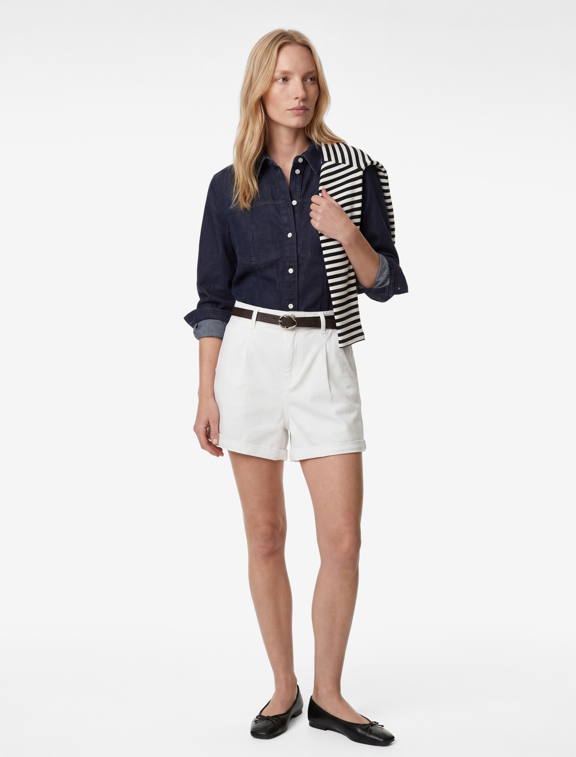   Pamuklu Rahat Kalıp Cepli Kemer Detaylı Mini Şort