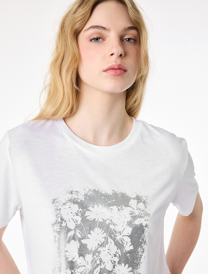  Regular Fit Bisiklet Yaka Kısa Kollu Metalik Baskılı Çiçekli Tişört