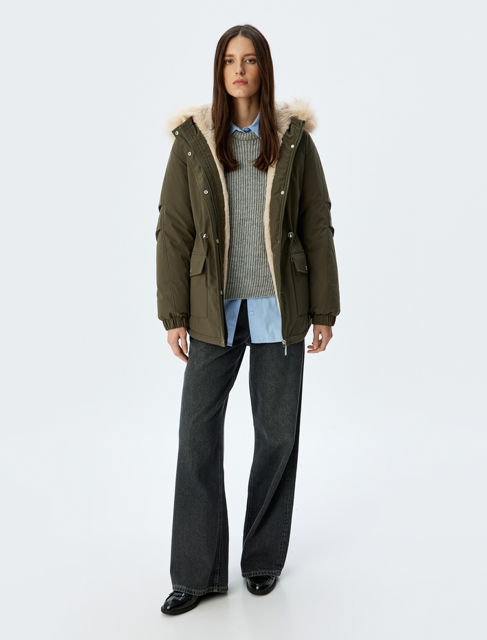  Suni Kürk Detaylı Kapüşonlu İçi Peluş Astarlı Şişme Mont