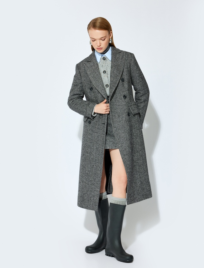  Koton X Şahika Ercümen - Cepli Balıksırtı Desenli Düğmeli Kruvaze Uzun Kaşe Kaban