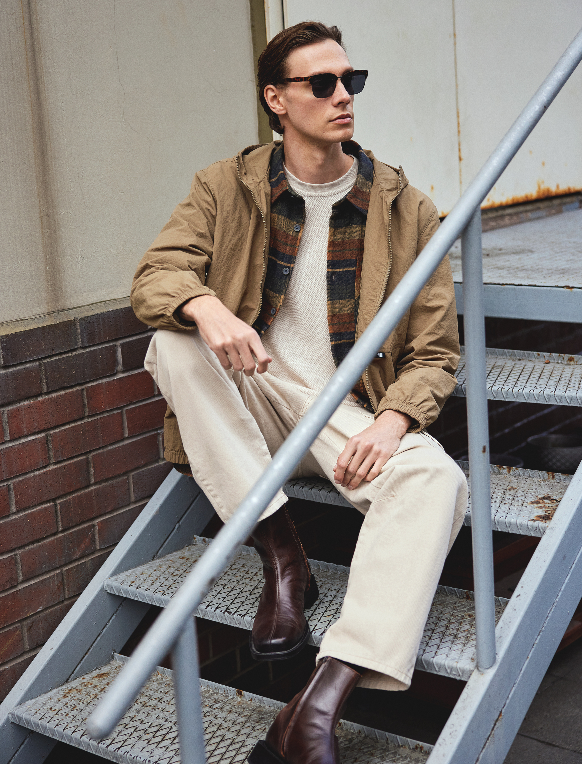   Fermuarlı Cepli Etiket Detaylı Kapşonlu Yağmurluk