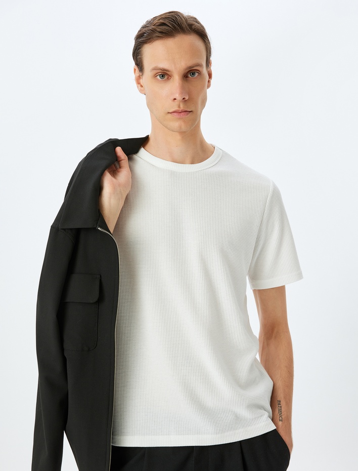  Kısa Kollu Regular Fit Etiket Detaylı Waffle Dokulu Pamuk Karışımlı Bisiklet Yaka Tişört