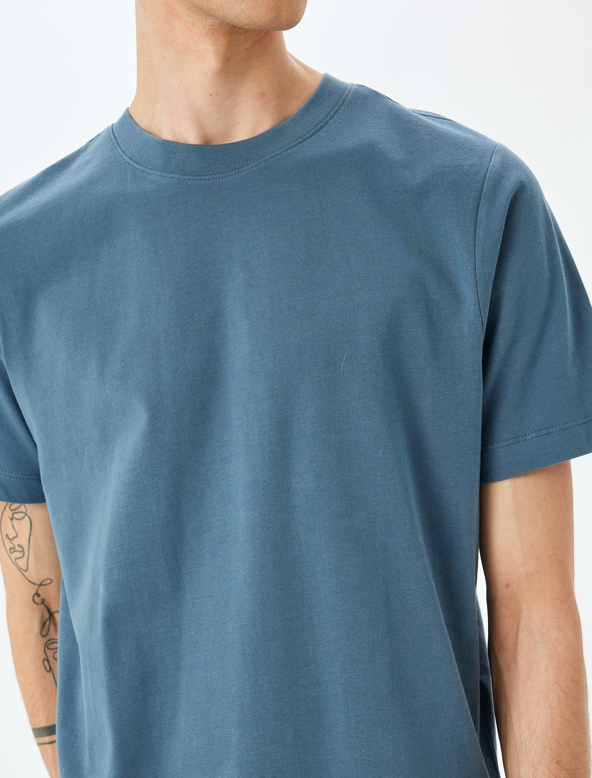   Pamuklu Bisiklet Yaka Regular Fit Kısa Kollu Basic Tişört