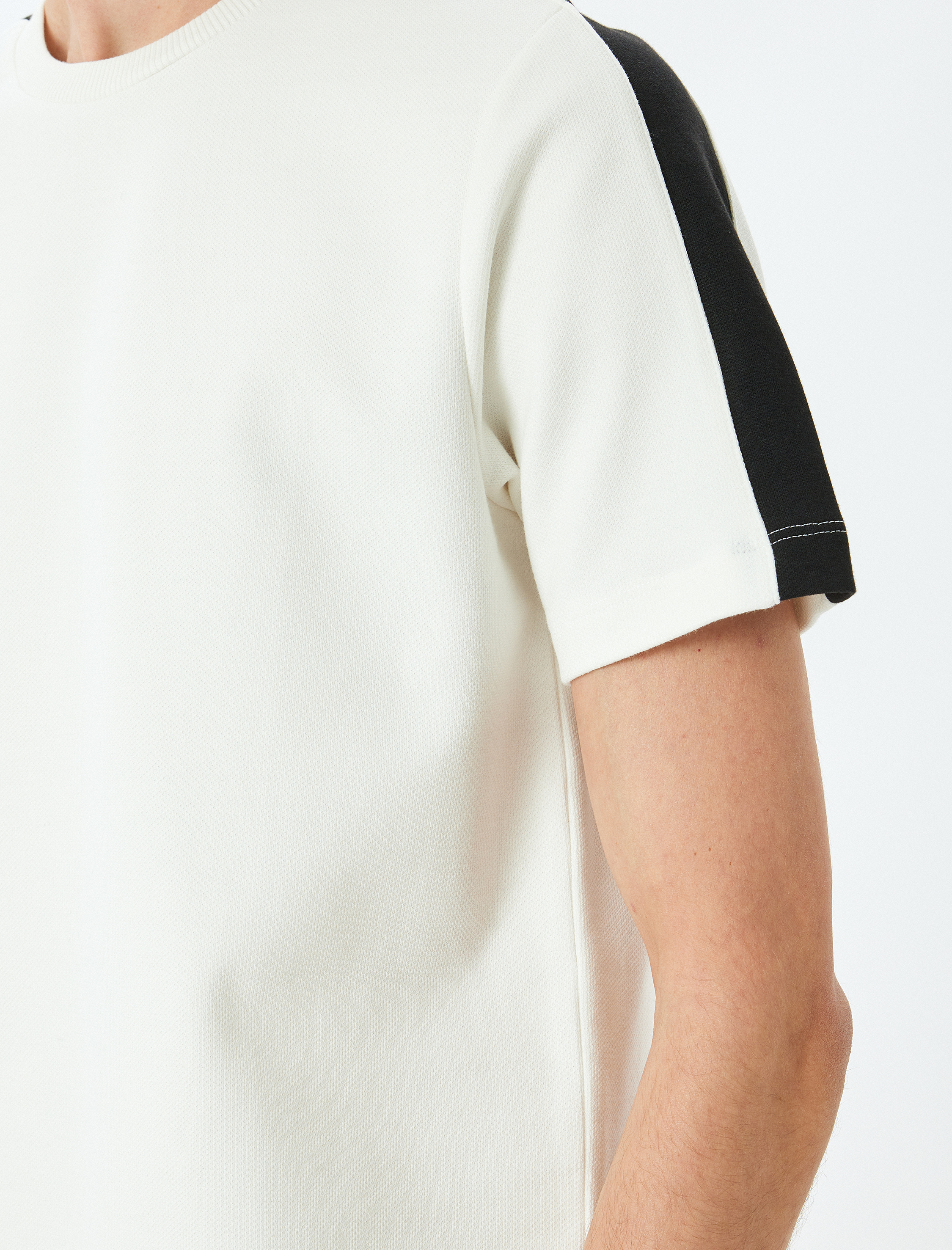   Şerit Detaylı Regular Fit Pike Tok Kumaş Pamuk Karışımlı Bisiklet Yaka Kısa Kollu Tişört