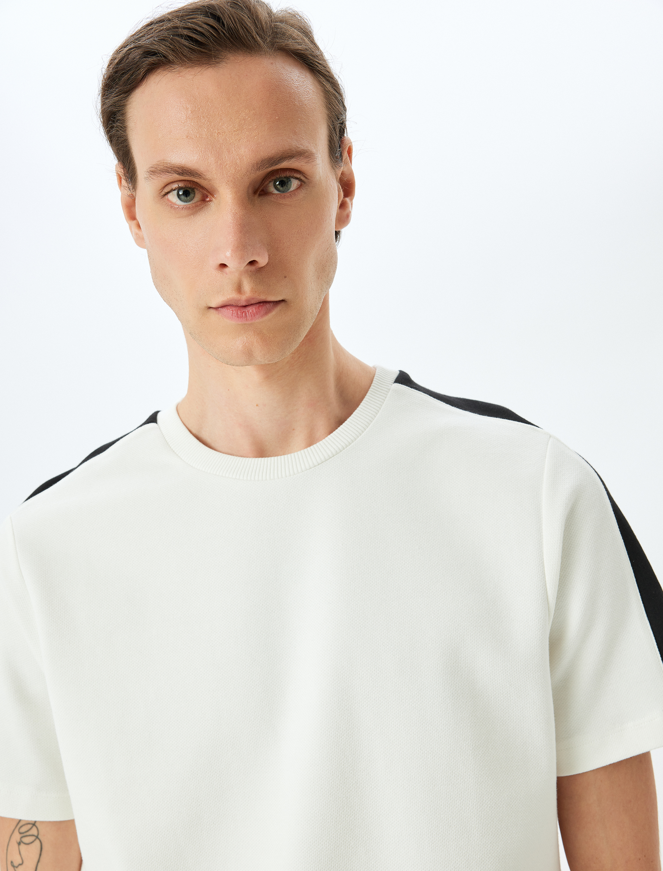   Şerit Detaylı Regular Fit Pike Tok Kumaş Pamuk Karışımlı Bisiklet Yaka Kısa Kollu Tişört