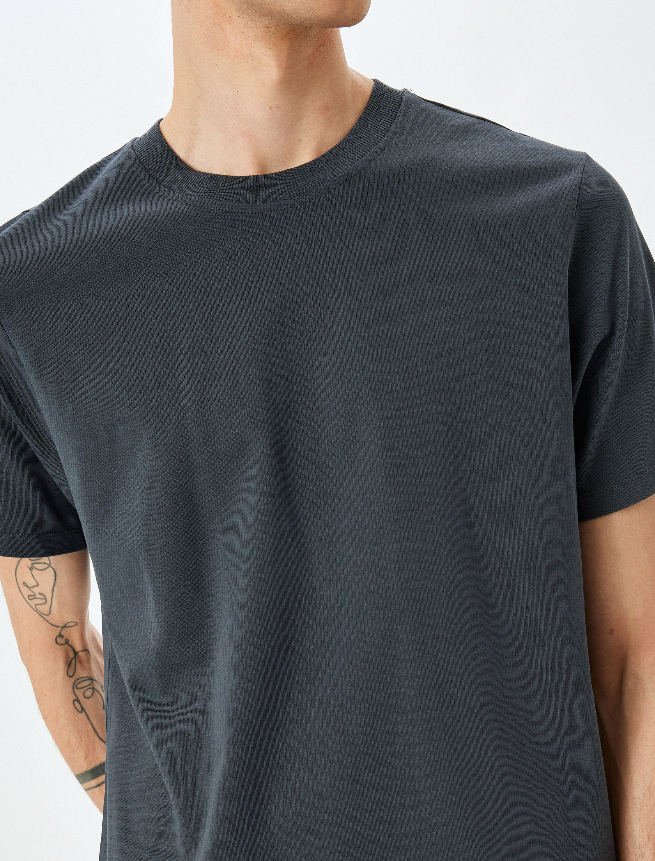   Bisiklet Yaka Pamuklu Tok Kumaş Regular Fit Basic Kısa Kollu Tişört