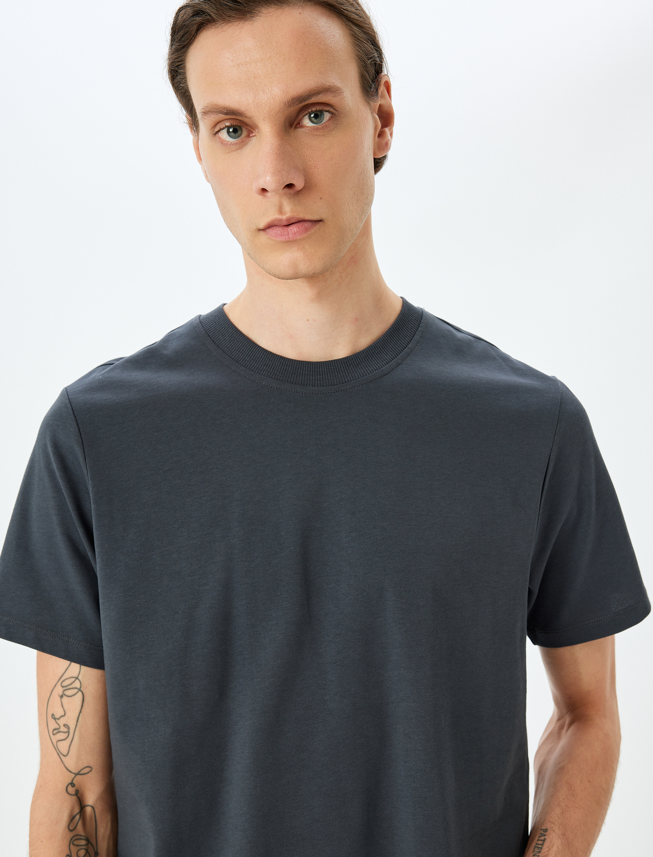   Bisiklet Yaka Pamuklu Tok Kumaş Regular Fit Basic Kısa Kollu Tişört