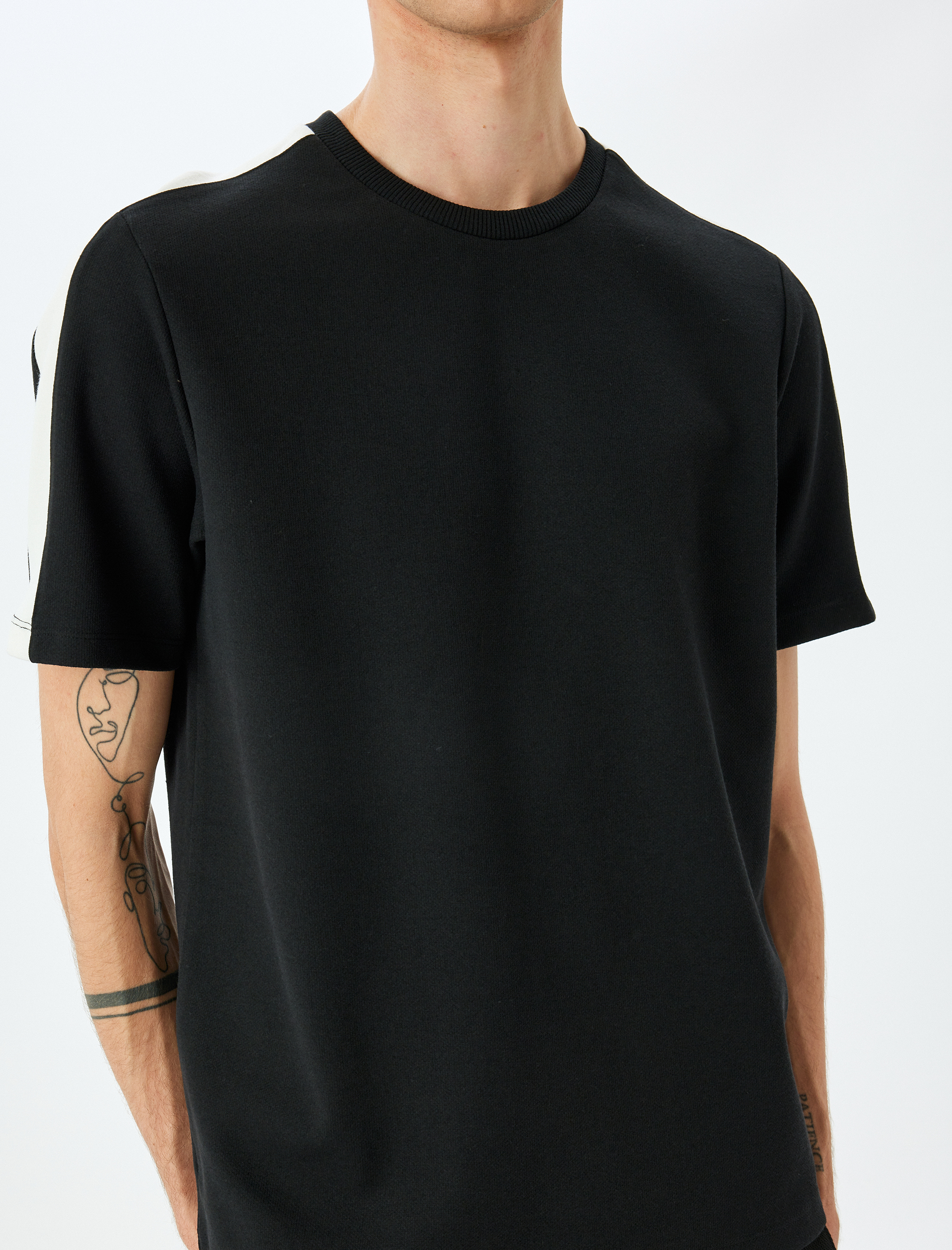   Şerit Detaylı Regular Fit Pike Tok Kumaş Pamuk Karışımlı Bisiklet Yaka Kısa Kollu Tişört