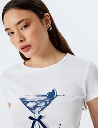 Bisiklet Yaka Baskılı Fiyonk Detaylı Kısa Kollu Tişört