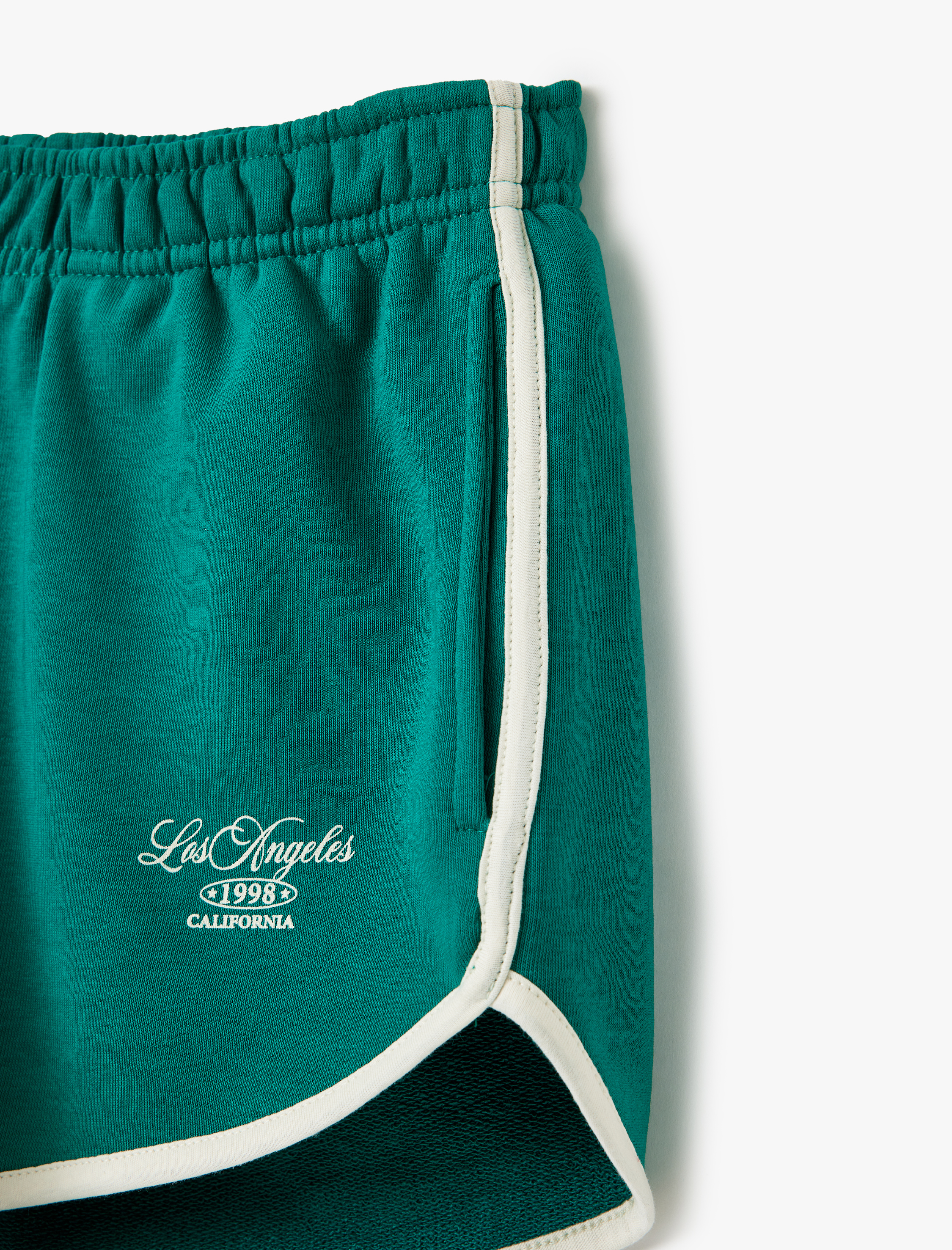   Cep Detaylı Beli Lastikli Slogan Baskılı Biyeli Slim Fit Mini Şort