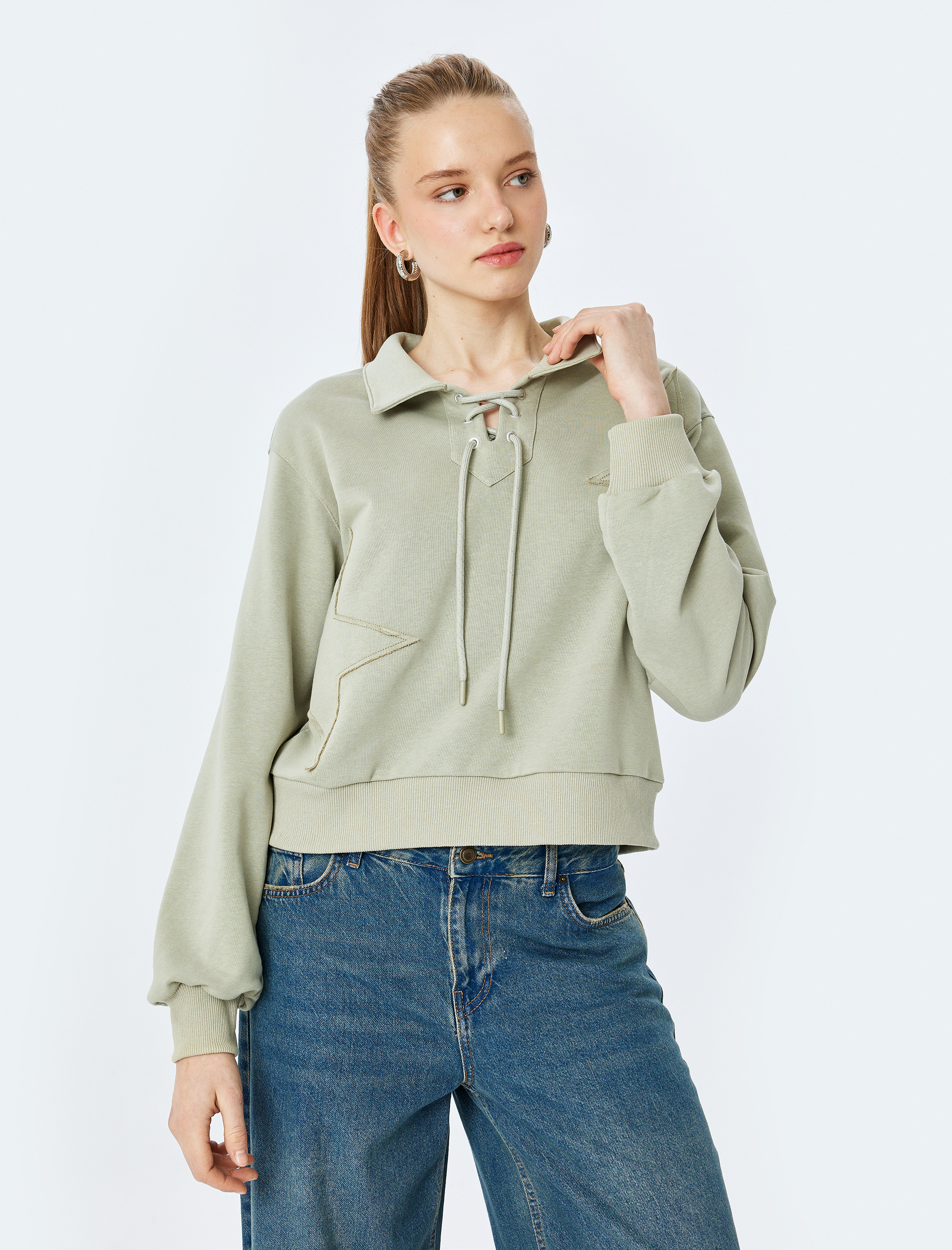   Yıldız İşlemeli Bağcıklı Crop Gömlek Yaka Sweatshirt
