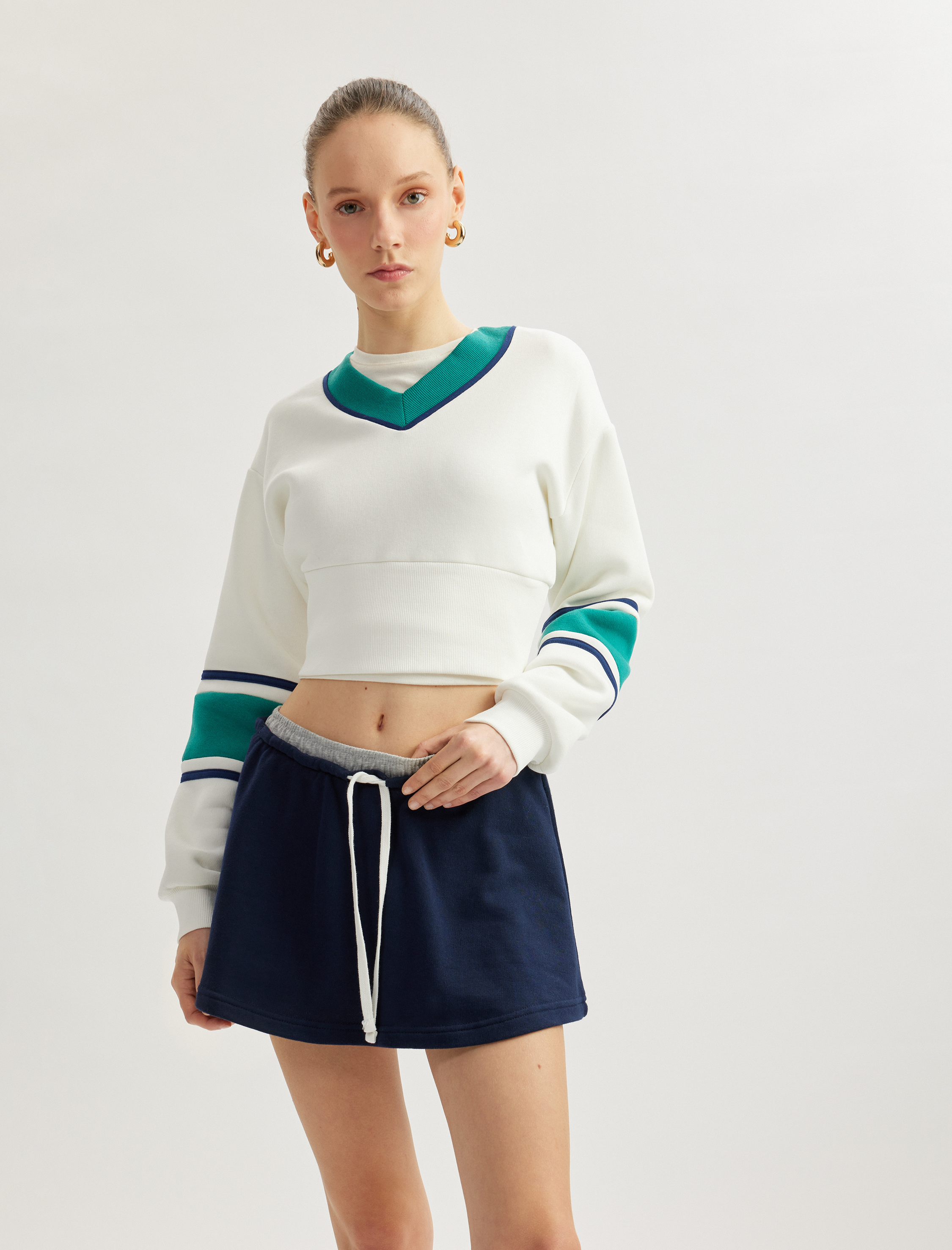   Şardonlu Renk Bloklu V Yaka Uzun Kollu Crop Sweatshirt