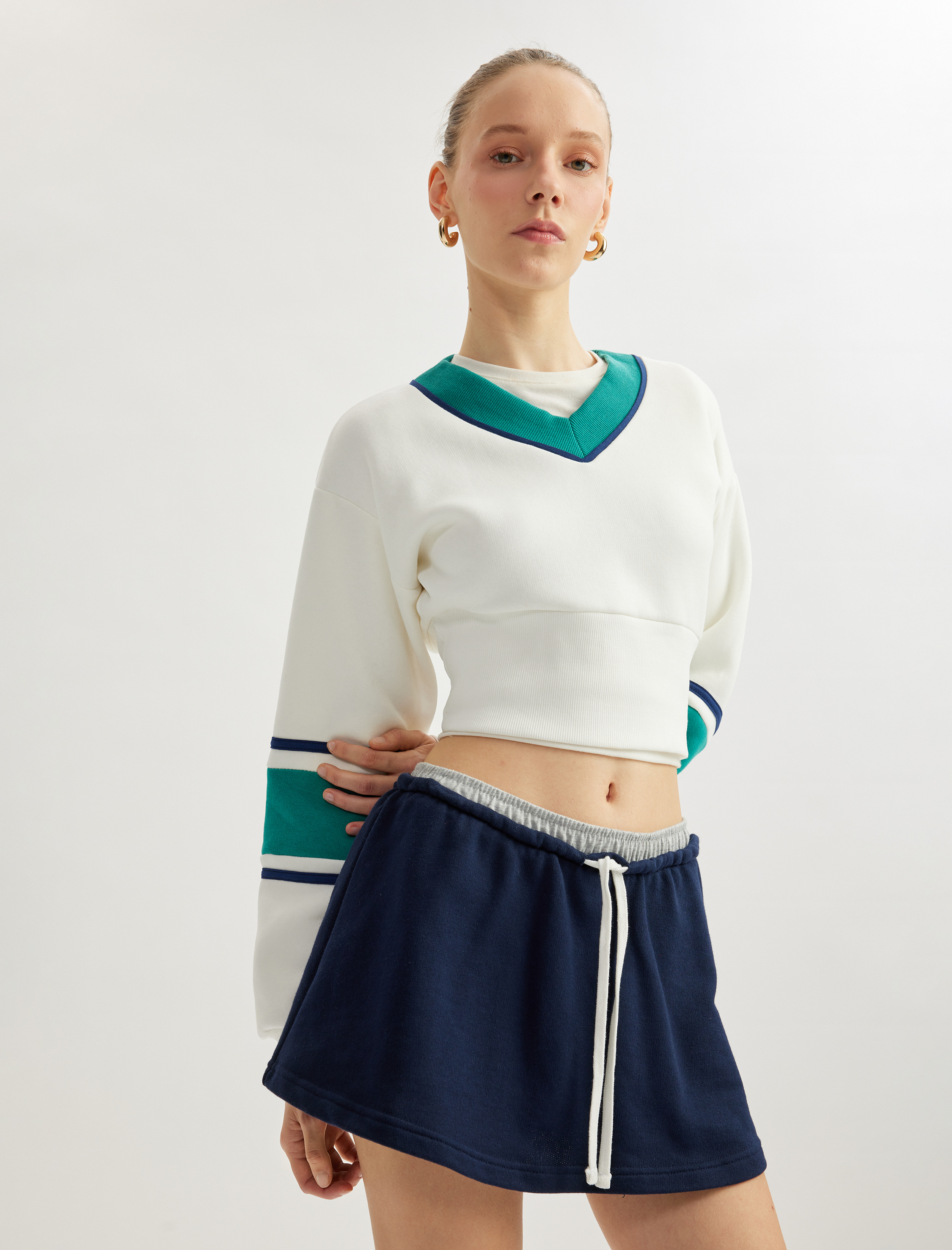   Şardonlu Renk Bloklu V Yaka Uzun Kollu Crop Sweatshirt