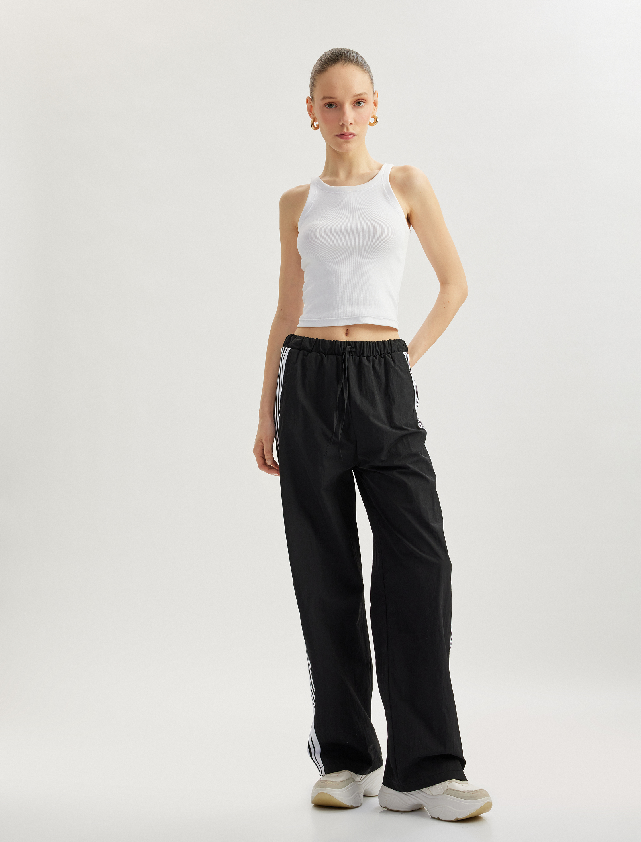   Şerit Detaylı Beli Lastikli Cepli Boru Paça Eşofman Pantolon