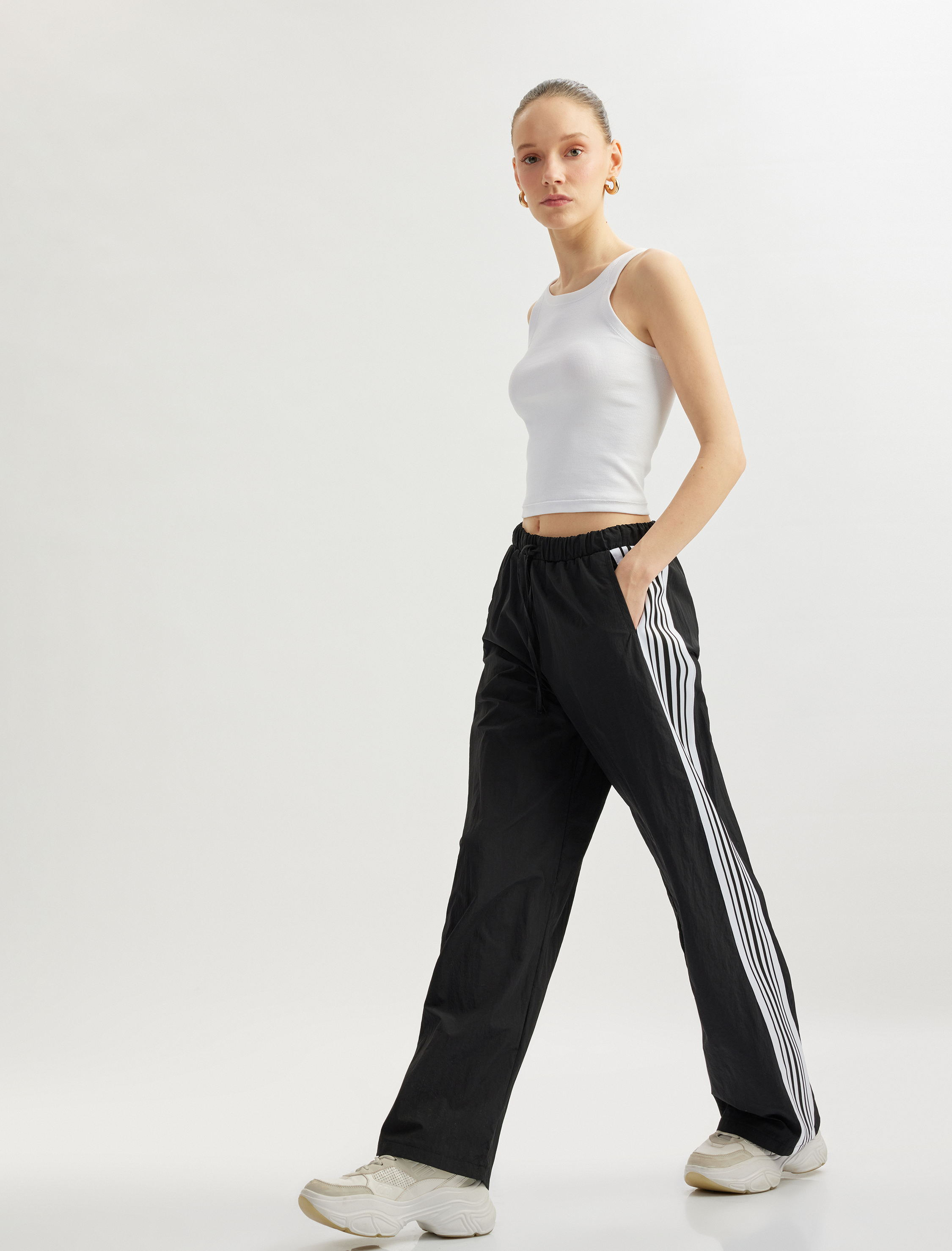   Şerit Detaylı Beli Lastikli Cepli Boru Paça Eşofman Pantolon