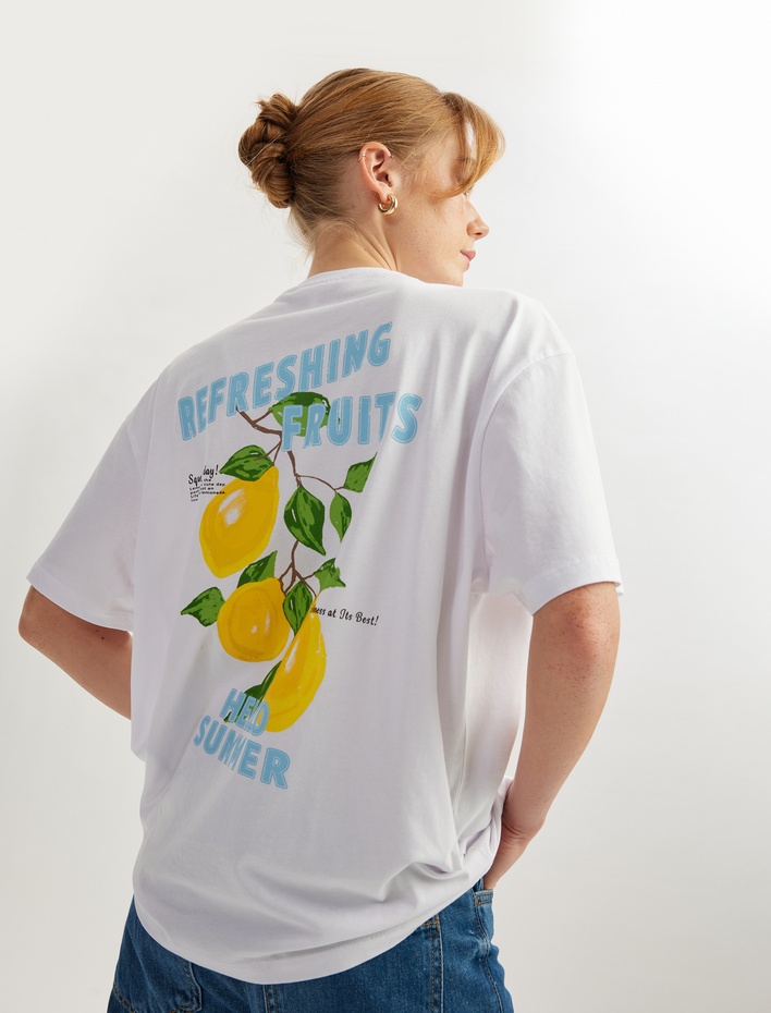  Pamuklu Kısa Kollu Bisiklet Yaka Arkası Limon Baskılı Tişört
