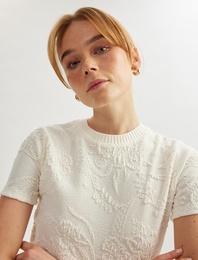 Pamuklu Kısa Kollu Bisiklet Yaka Floral Dokulu Crop Tişört