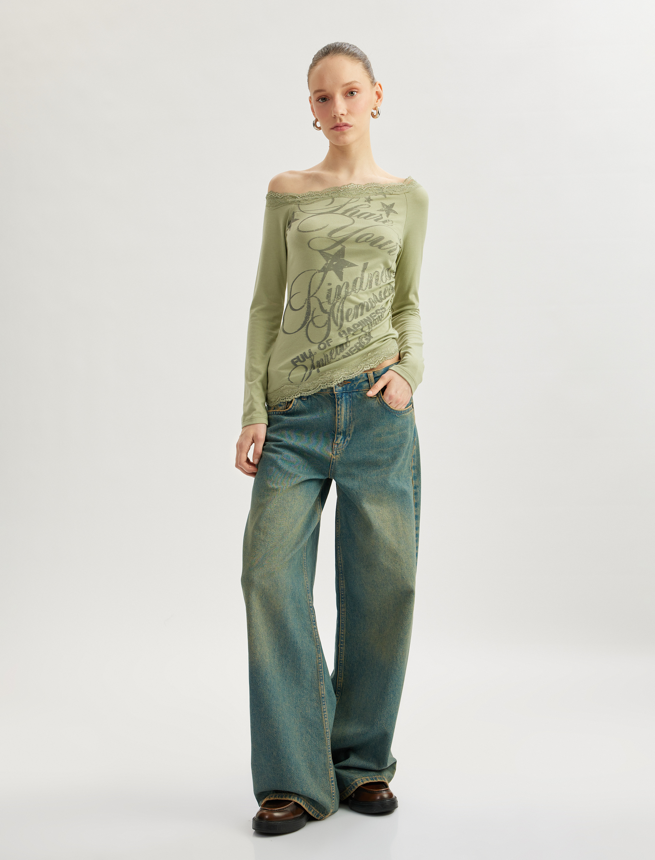   Asimetrik Yaka Uzun Kollu Omzu Açık Baskılı Dantelli Tişört