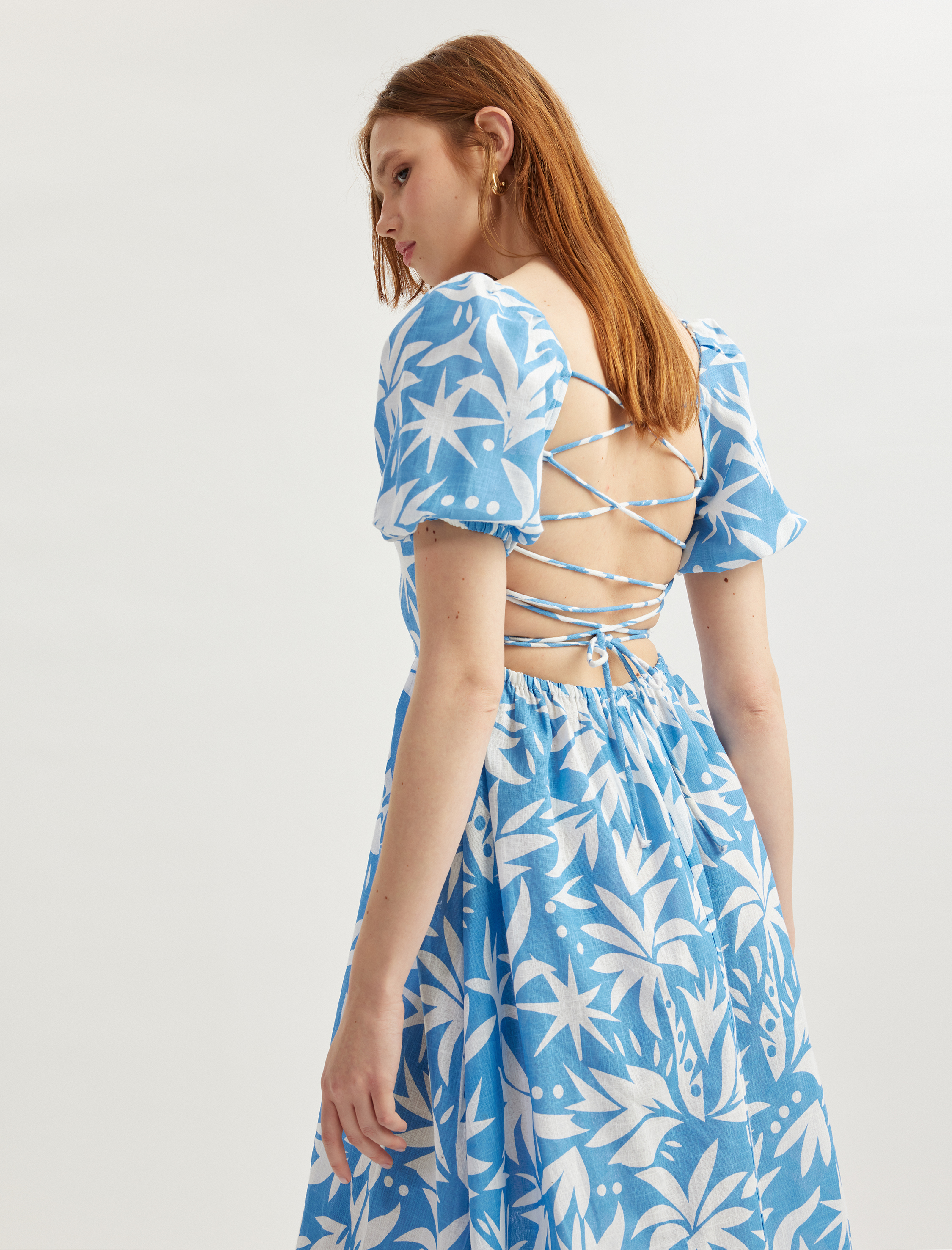   Pamuklu Kısa Balon Kollu Arkası Dekolte Detaylı Midi Boy Çiçekli Elbise