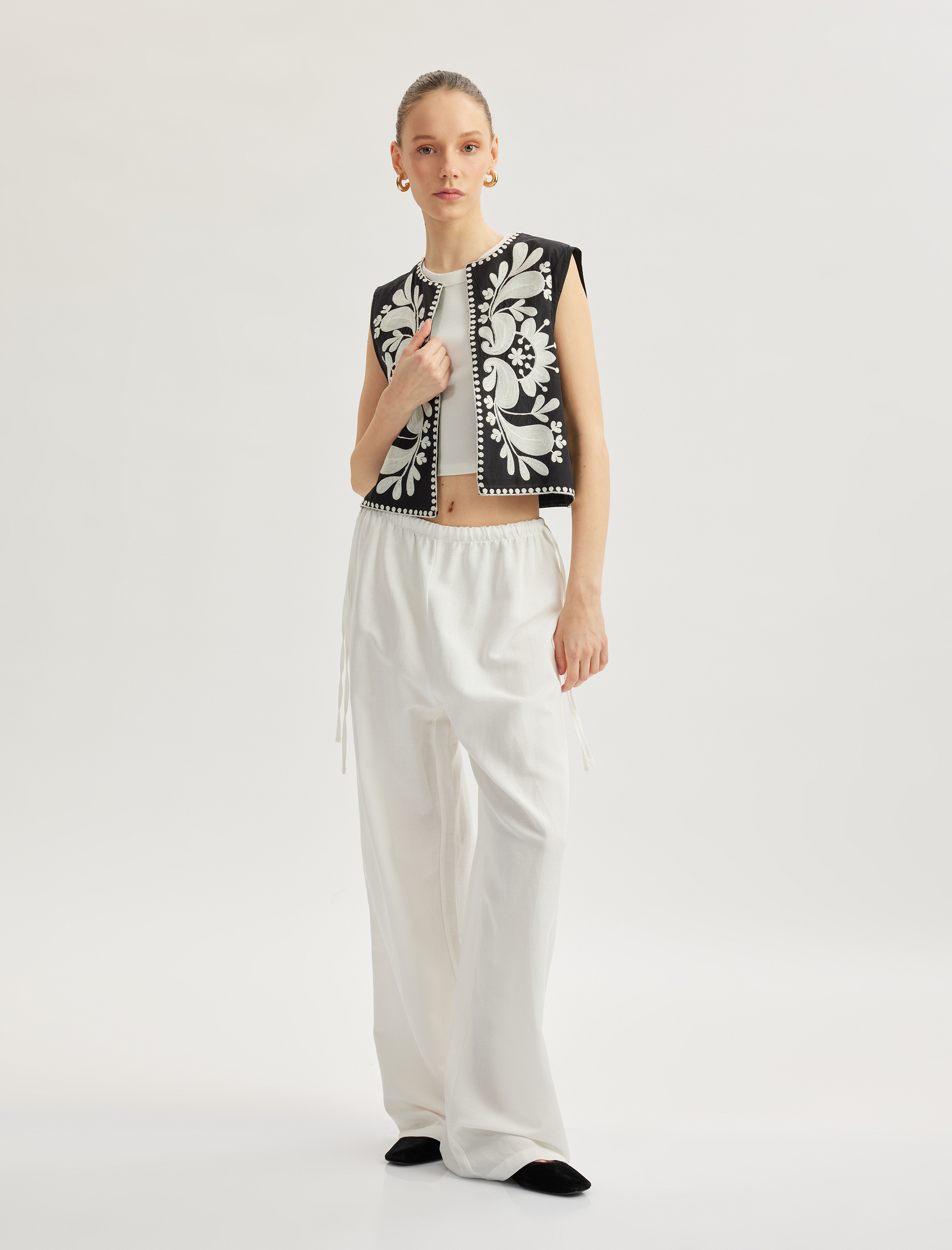   Aplike Nakışlı Bisiklet Yaka Kolsuz Crop Yelek