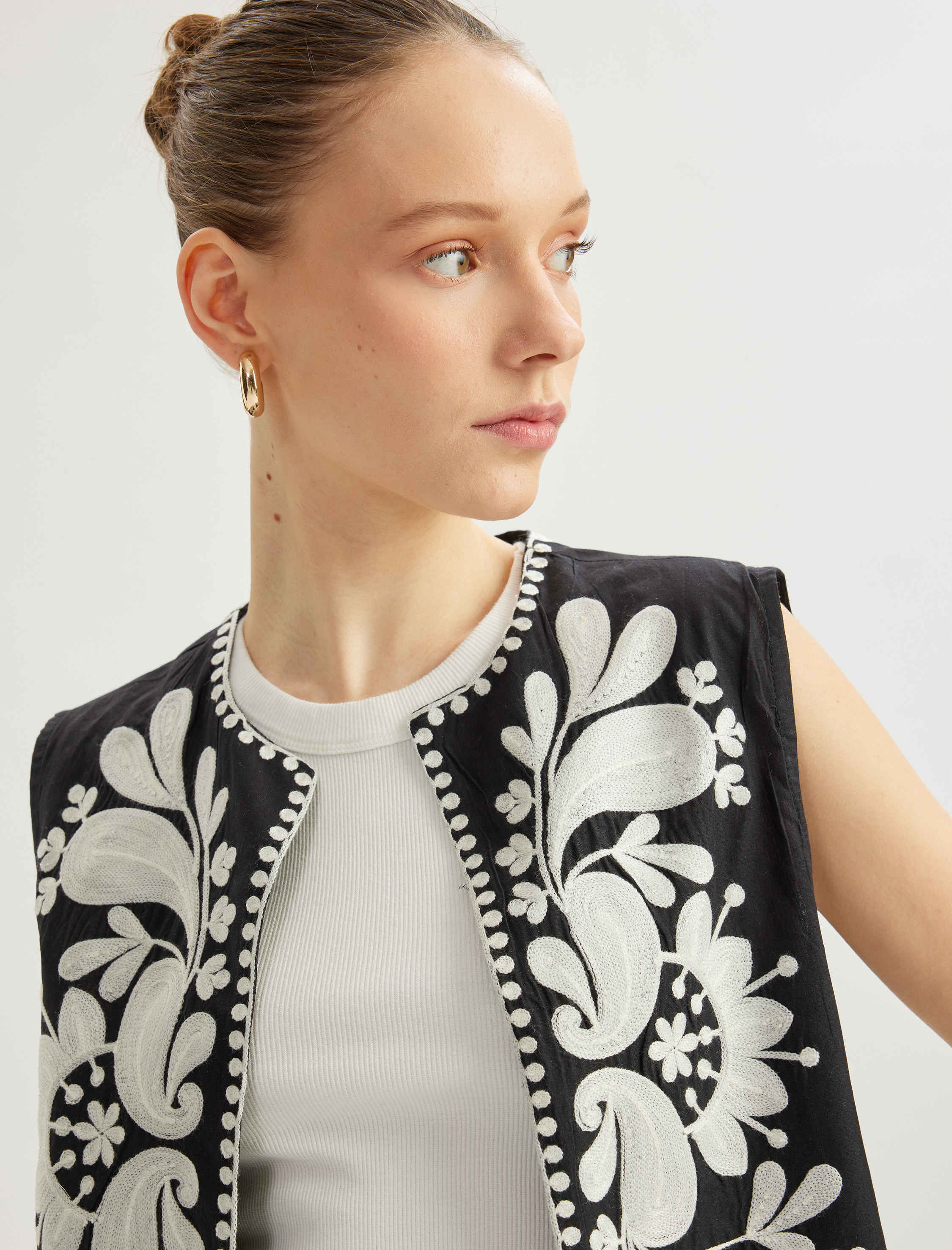   Aplike Nakışlı Bisiklet Yaka Kolsuz Crop Yelek