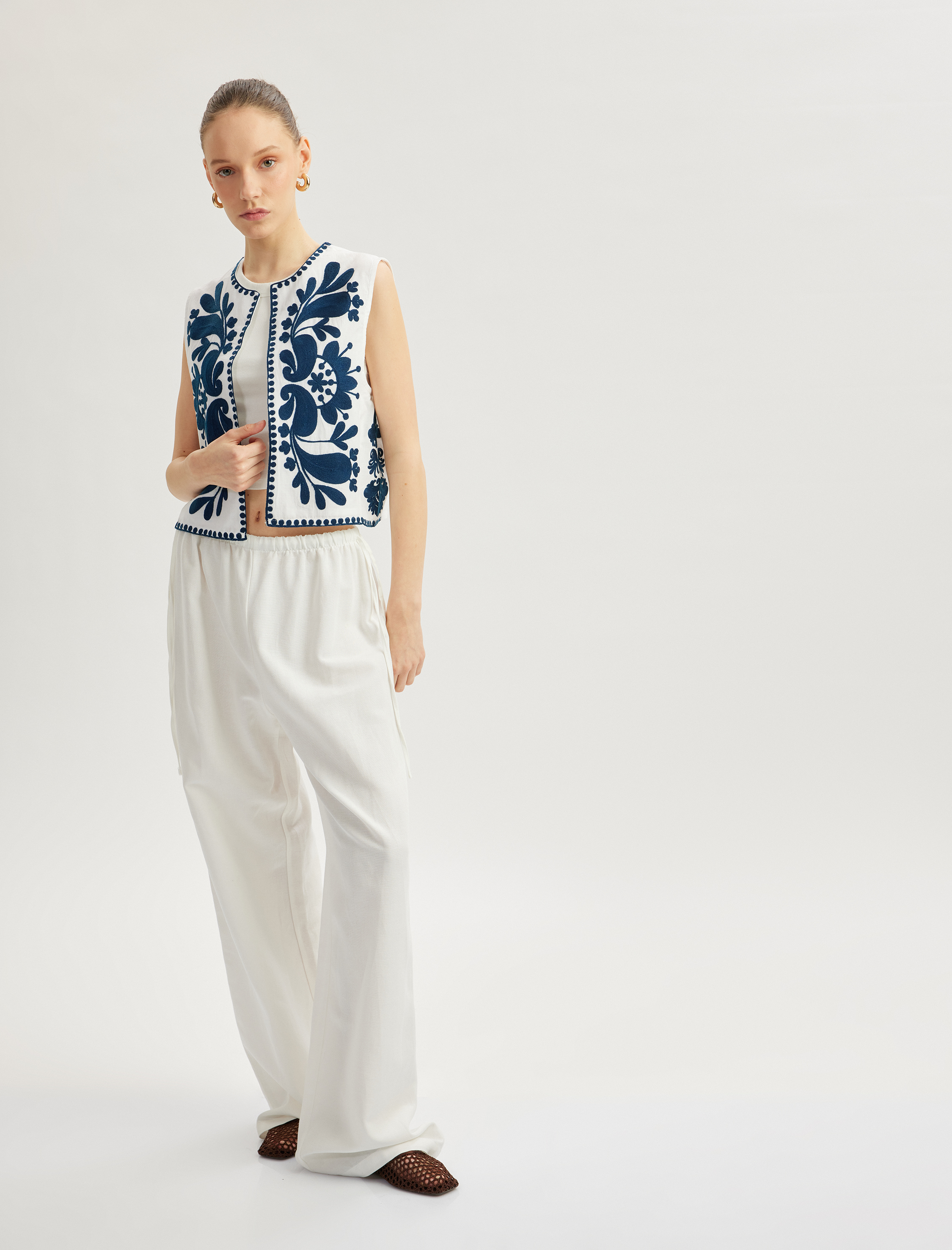   Aplike Nakışlı Bisiklet Yaka Kolsuz Crop Yelek