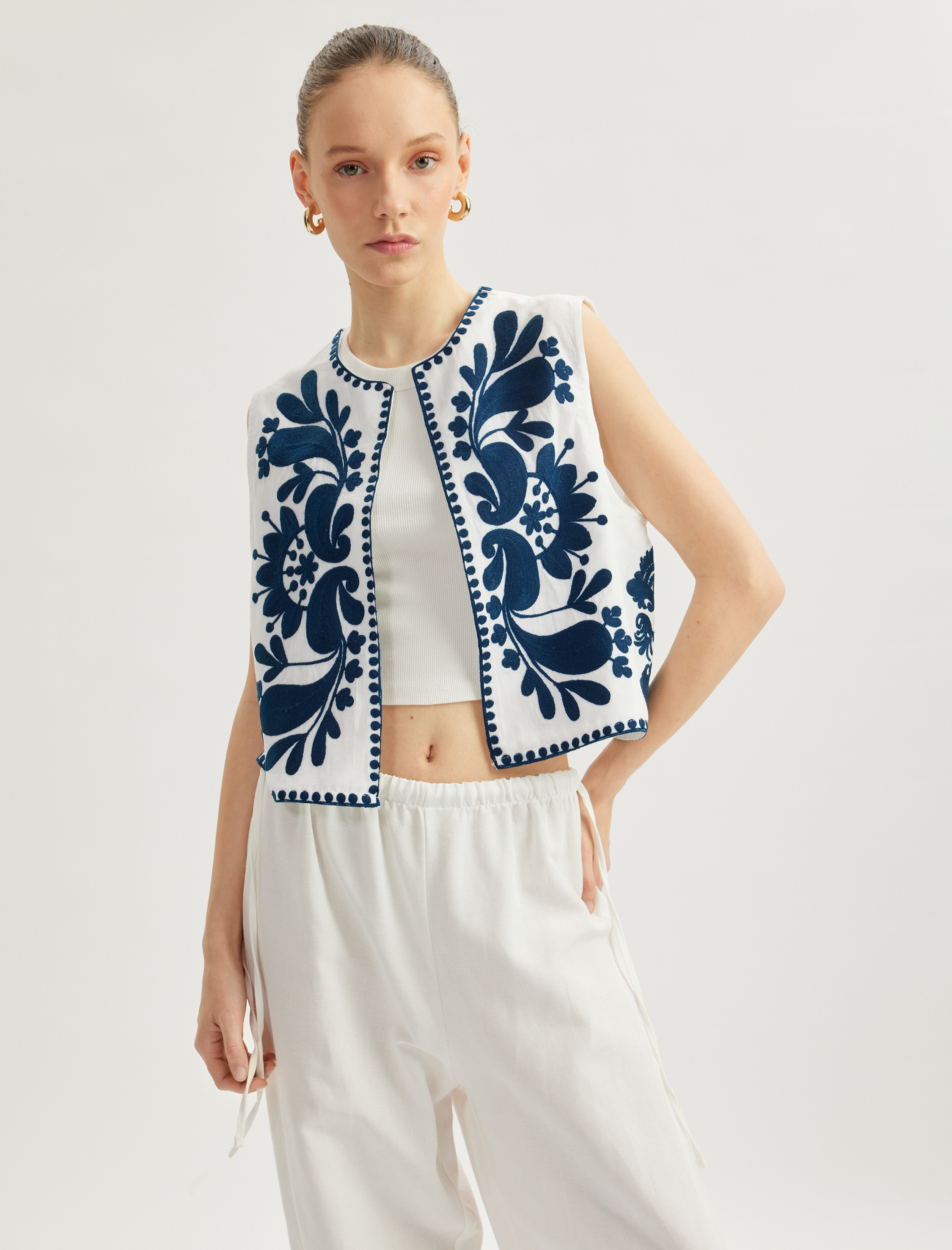   Aplike Nakışlı Bisiklet Yaka Kolsuz Crop Yelek