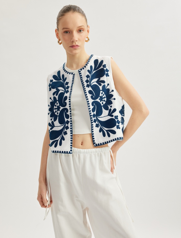  Aplike Nakışlı Bisiklet Yaka Kolsuz Crop Yelek