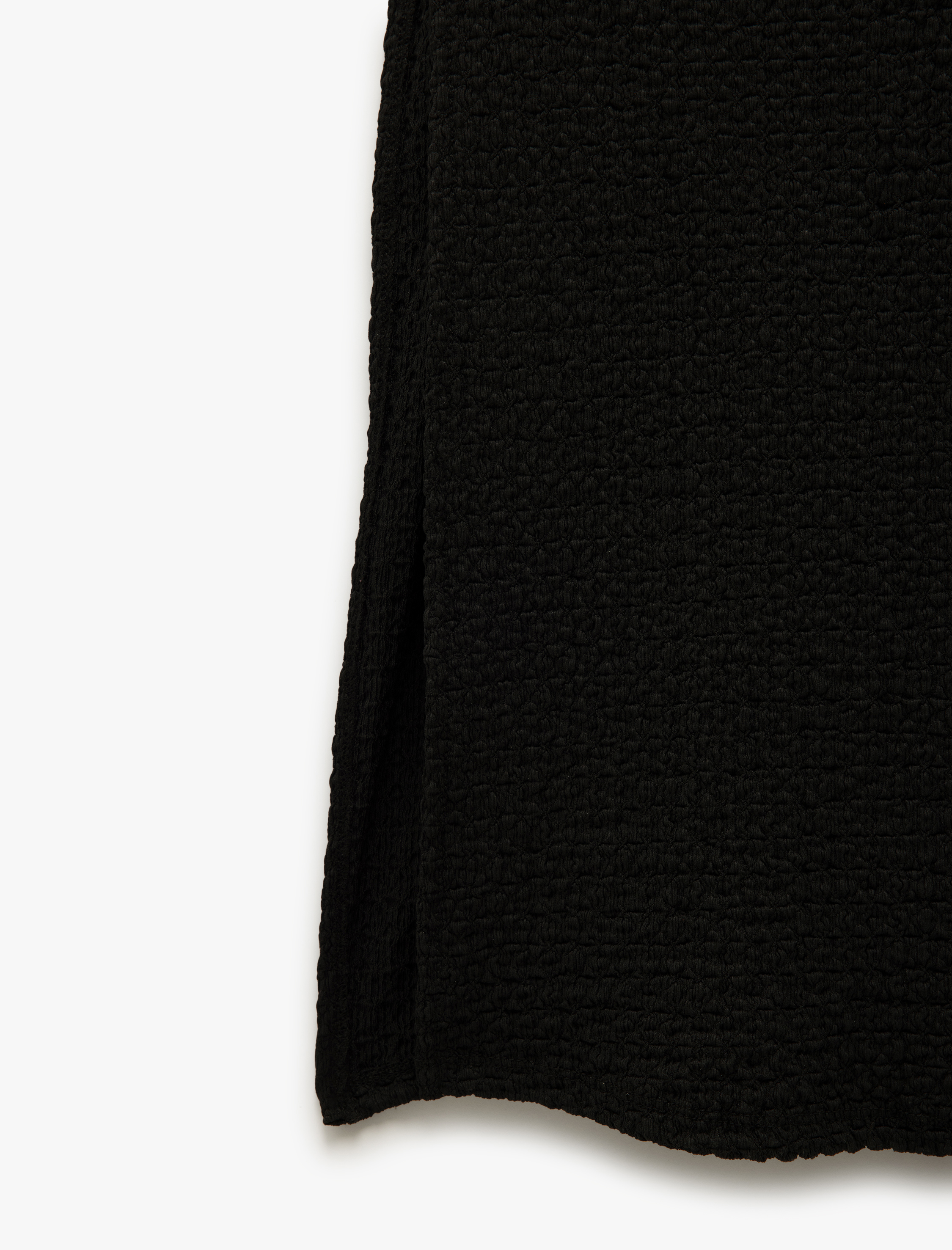   Pencere Detaylı Yuvarlak Yaka Yırtmaçlı Kolsuz Midi Boy Kalem Elbise