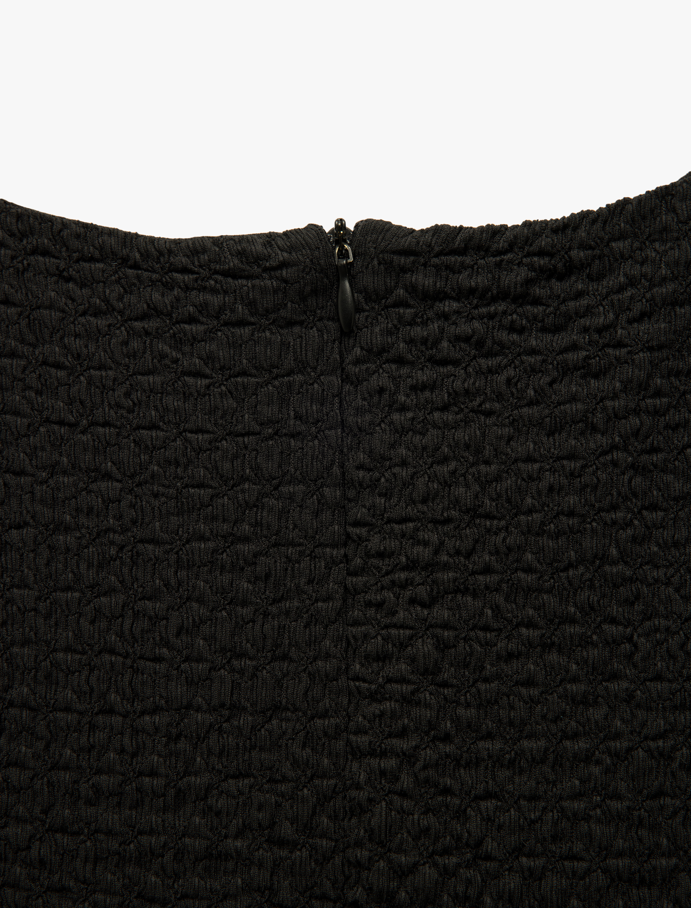   Pencere Detaylı Yuvarlak Yaka Yırtmaçlı Kolsuz Midi Boy Kalem Elbise