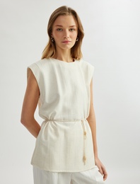 İnce Kuşak Detaylı Bisiklet Yaka Kolsuz Vatkalı Piliseli Bluz