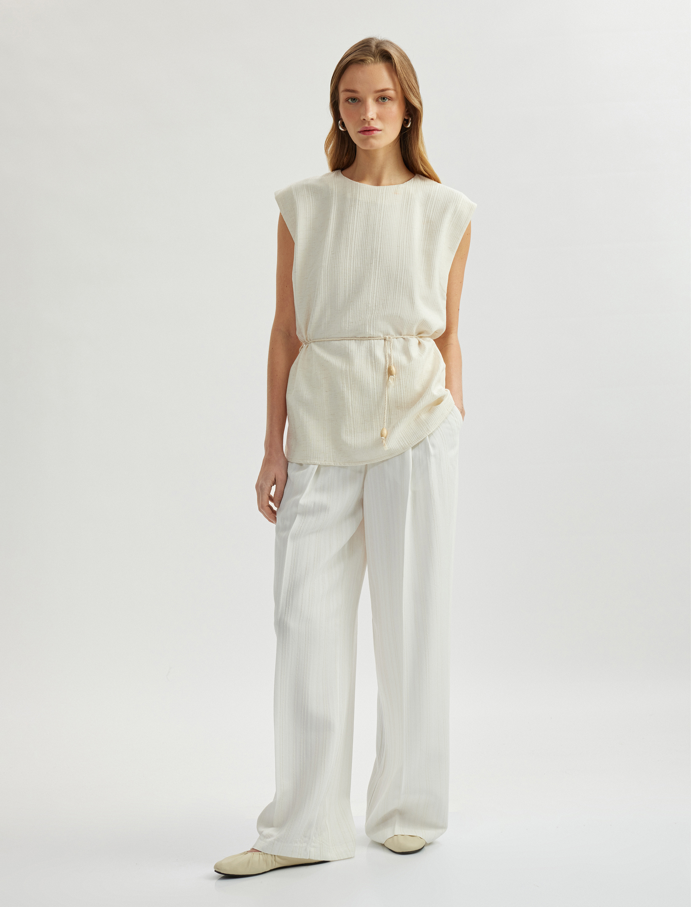   İnce Kuşak Detaylı Bisiklet Yaka Kolsuz Vatkalı Piliseli Bluz