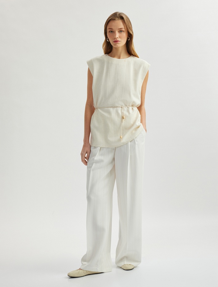  İnce Kuşak Detaylı Bisiklet Yaka Kolsuz Vatkalı Piliseli Bluz