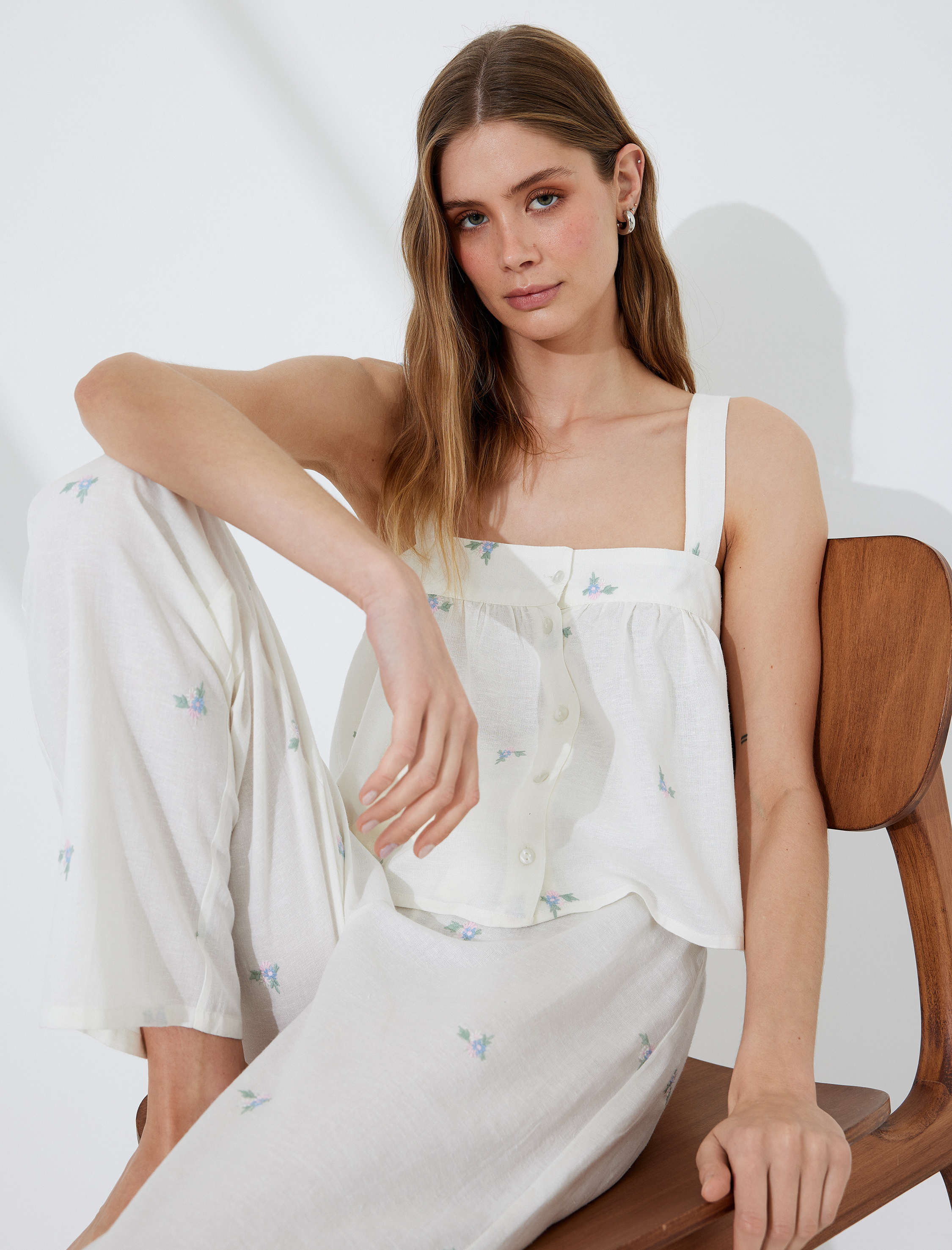   Pamuklu-Keten Karışımlı Askılı Çiçek İşlemeli Crop Pijama Üstü