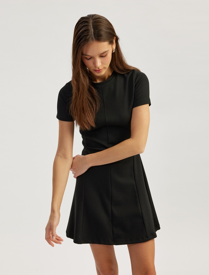  Kısa Kollu Bisiklet Yaka Dikiş Detaylı Kloş Mini Elbise