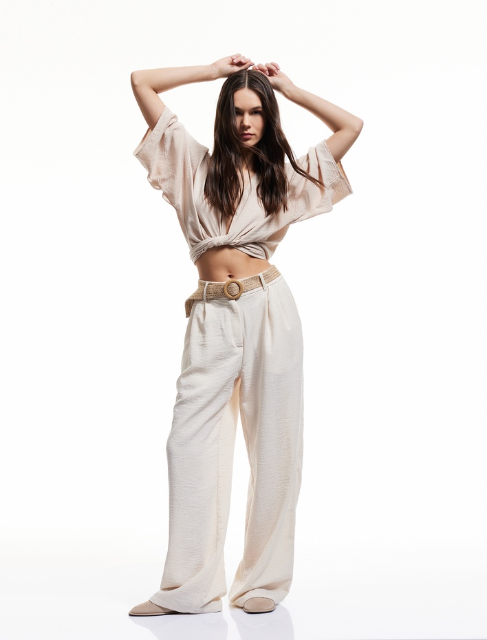  Kemer Detaylı Pileli Cepli Geniş Paça Pantolon