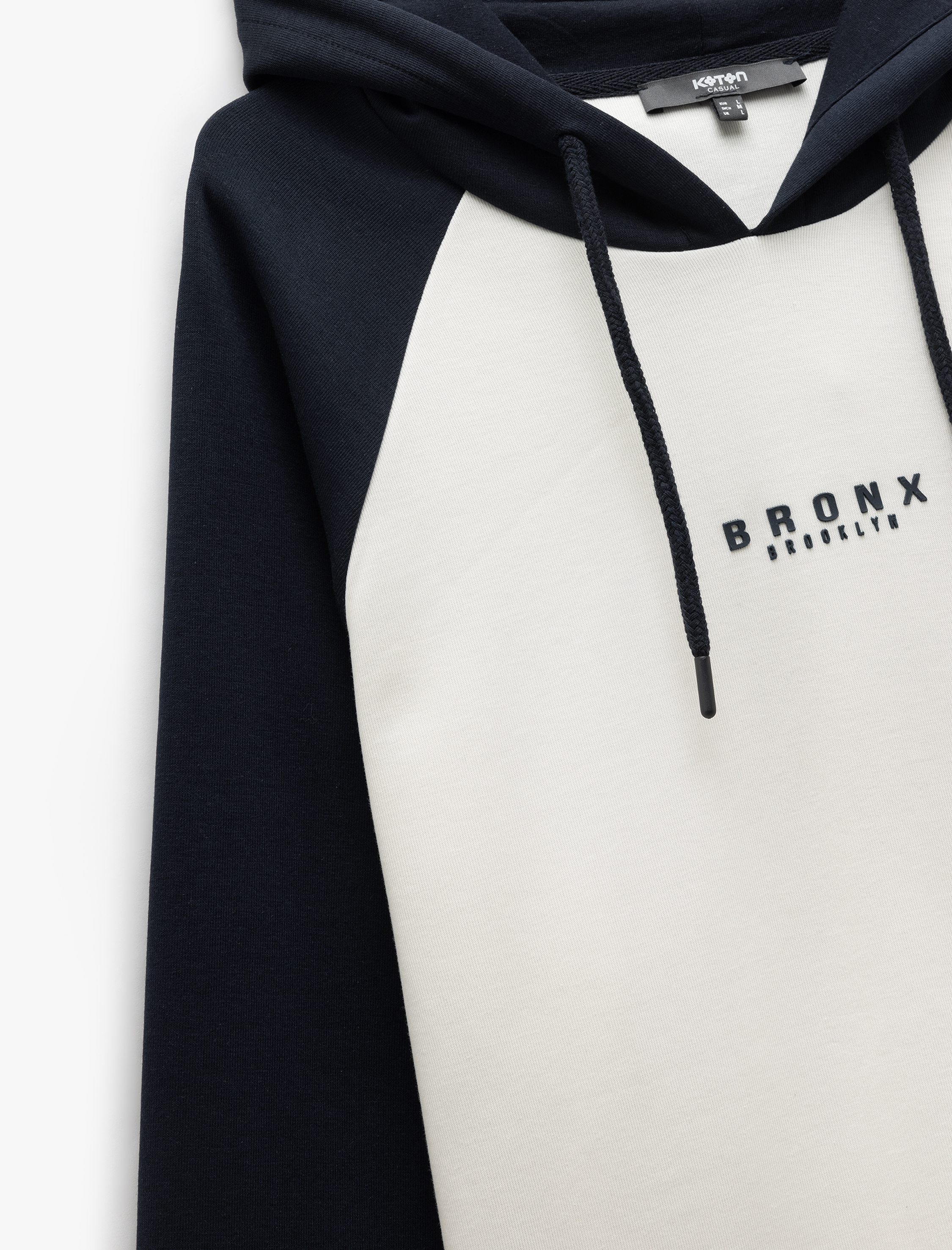   Uzun Kollu Kapşonlu Renk Kontrastlı Baskılı Hoodie