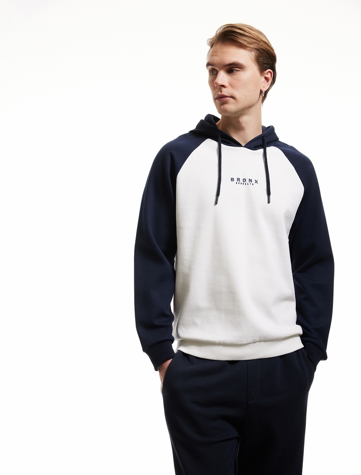  Uzun Kollu Kapşonlu Renk Kontrastlı Baskılı Hoodie