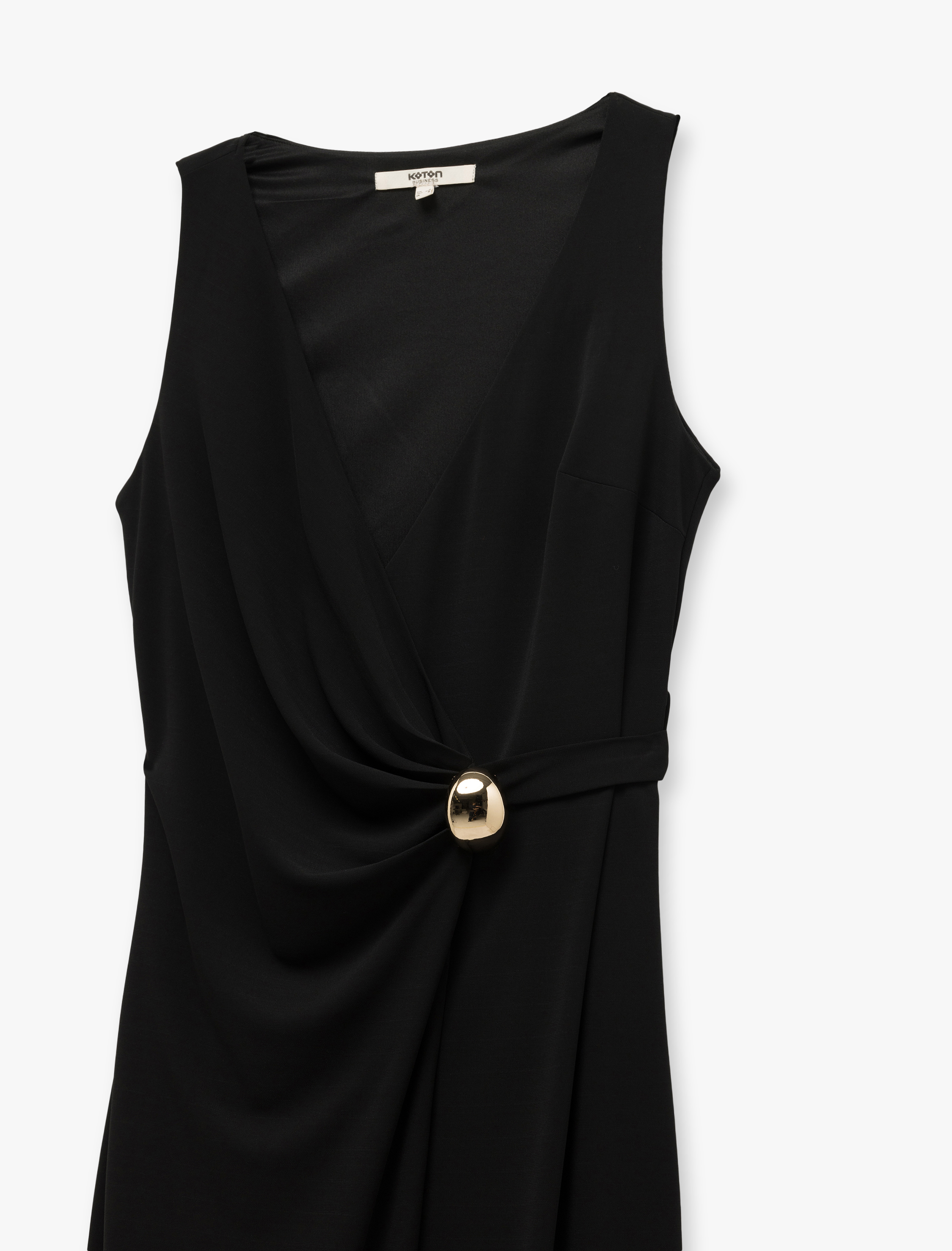   Metal Aksesuar Detaylı Kolsuz V Yaka Uzun Kruvaze Elbise