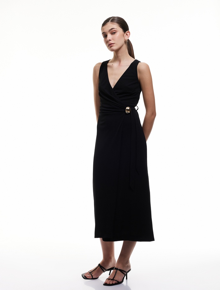  Metal Aksesuar Detaylı Kolsuz V Yaka Uzun Kruvaze Elbise